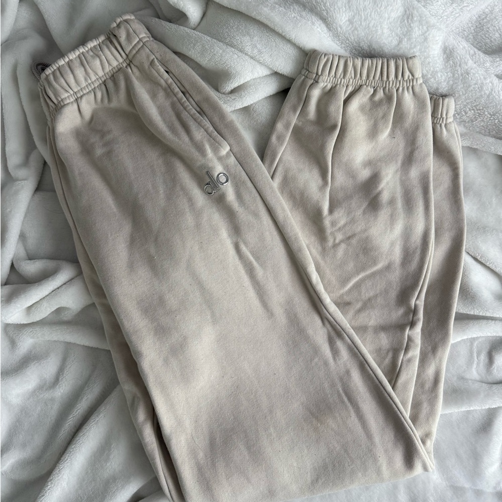 ALO Yoga Women’s Cream Sweatpants